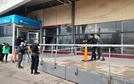 Personal policial trabaja en la zona donde se produjo la balacera en Fisherton.