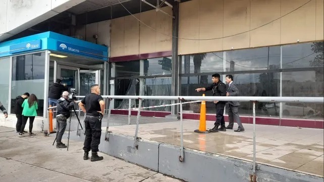 Personal policial trabaja en la zona donde se produjo la balacera en Fisherton.