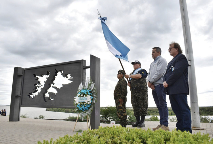 Imagen de Acto conmemorativo por el Día de Veteranos y Caídos de Malvinas en Pueblo Esther.