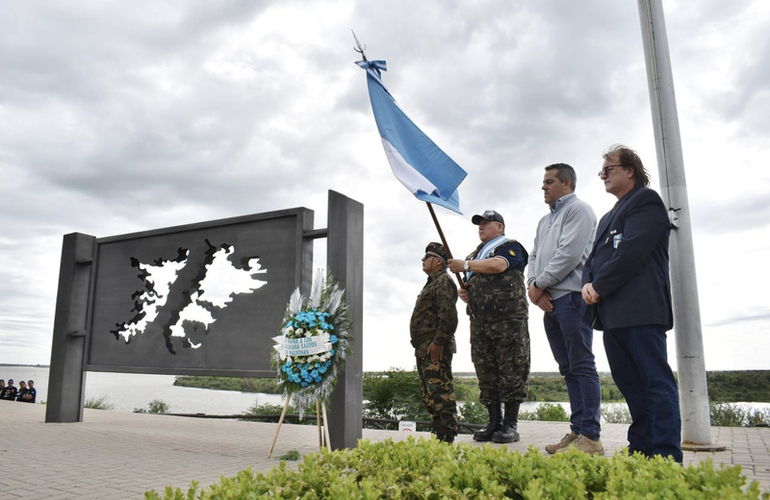 Imagen de Acto conmemorativo por el Día de Veteranos y Caídos de Malvinas en Pueblo Esther.