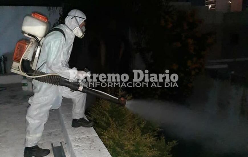 Imagen de Contin&uacute;an las tareas de fumigaci&oacute;n contra mosquitos en espacios p&uacute;blicos, barrios y domicilios