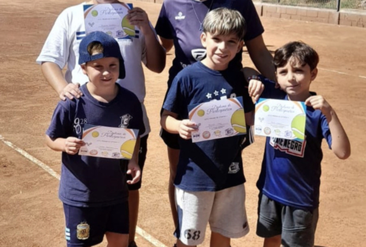 Imagen de La Escuelita de tenis de A.S.A.C. participó de una jornada en Pueblo Esther.