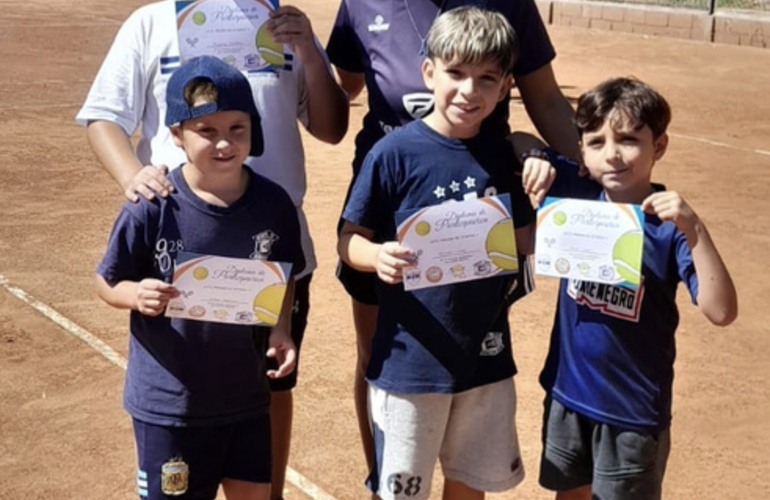 Imagen de La Escuelita de tenis de A.S.A.C. participó de una jornada en Pueblo Esther.