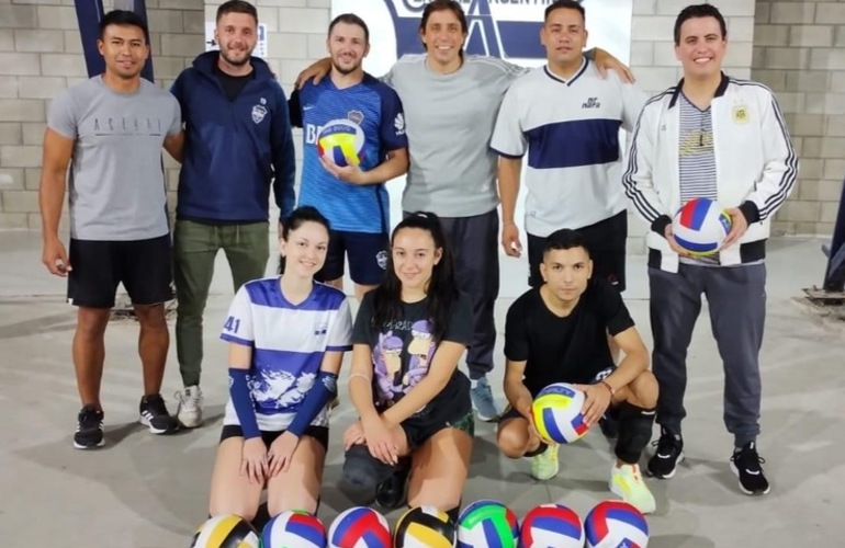 Imagen de Central Argentino, recibi&oacute; donaci&oacute;n de pelotas de V&oacute;ley de parte del Presidente Comunal de Fighiera.