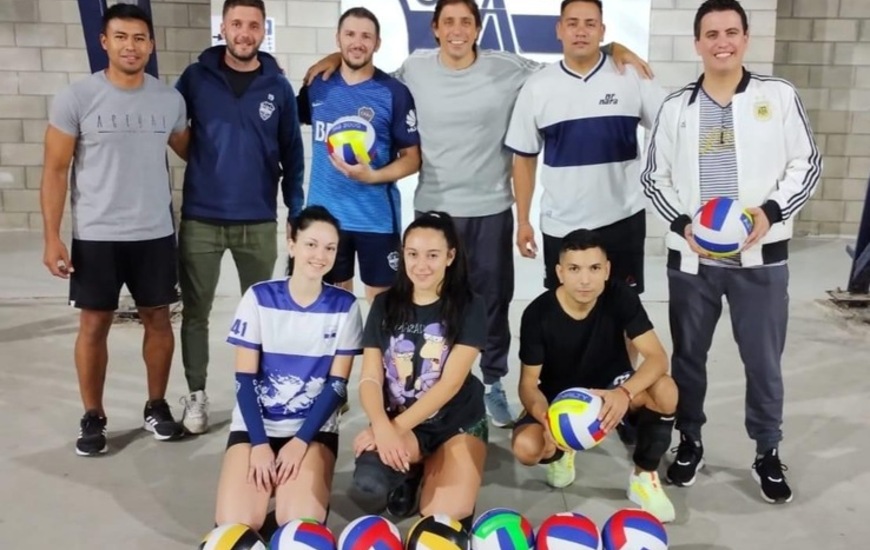 Imagen de Central Argentino, recibi&oacute; donaci&oacute;n de pelotas de V&oacute;ley de parte del Presidente Comunal de Fighiera.