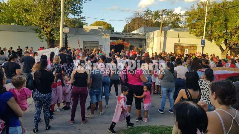 Imagen de Abrazo simb&oacute;lico a la Escuela N&deg; 247 en el marco del 100&deg; aniversario