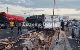 Imagen de Volc&oacute; un cami&oacute;n con pollos en la Circunvalaci&oacute;n de Santa Fe y vecinos se llevaron la carga