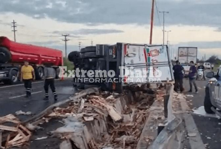 Imagen de Volcó un camión con pollos en la Circunvalación de Santa Fe y vecinos se llevaron la carga