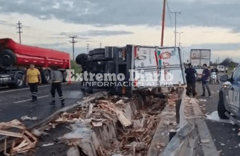 Imagen de Volcó un camión con pollos en la Circunvalación de Santa Fe y vecinos se llevaron la carga