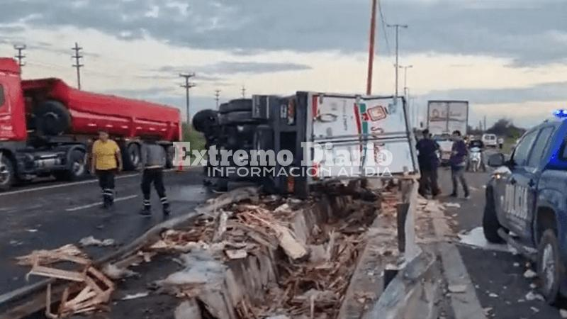 Imagen de Volc&oacute; un cami&oacute;n con pollos en la Circunvalaci&oacute;n de Santa Fe y vecinos se llevaron la carga