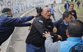 Los golpes recibidos por Berni el lunes pasado en la protesta por el colectivero asesinado (EFE)