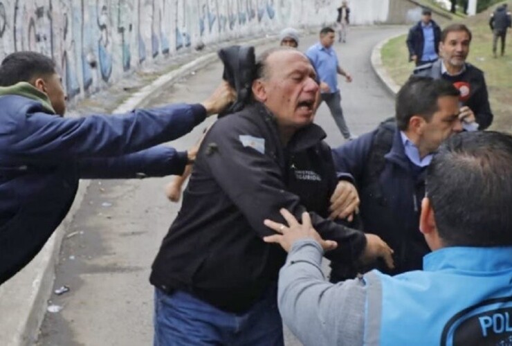 Los golpes recibidos por Berni el lunes pasado en la protesta por el colectivero asesinado (EFE)