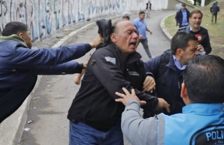 Los golpes recibidos por Berni el lunes pasado en la protesta por el colectivero asesinado (EFE)