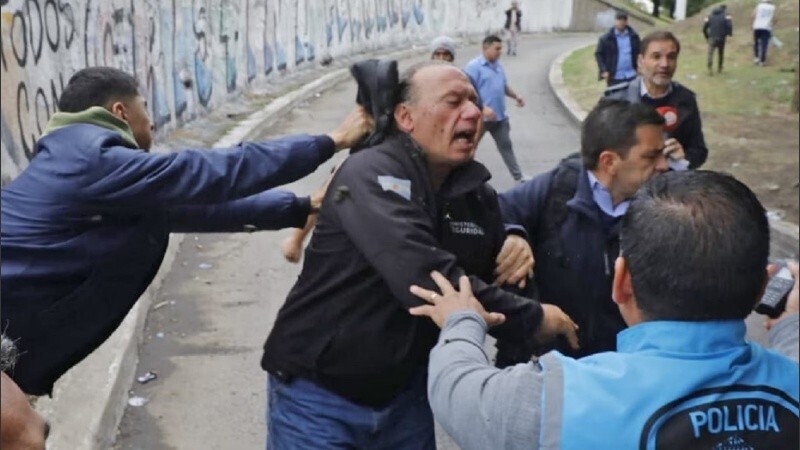 Los golpes recibidos por Berni el lunes pasado en la protesta por el colectivero asesinado (EFE)