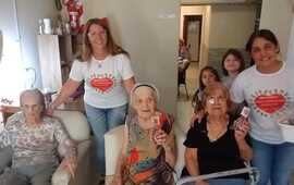 Imagen de Hermoso gesto: El grupo Merendero Deo y Corazones Solidarios llev&oacute; alegr&iacute;a en hogares de abuelos y en los barrios