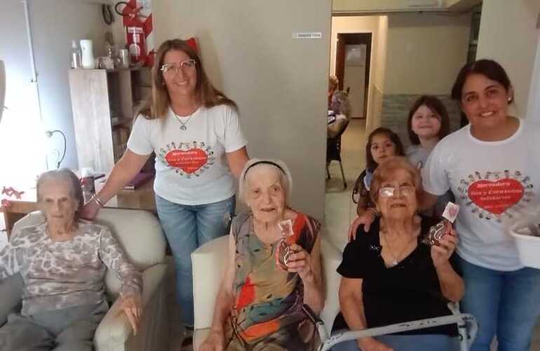 Imagen de Hermoso gesto: El grupo Merendero Deo y Corazones Solidarios llevó alegría en hogares de abuelos y en los barrios