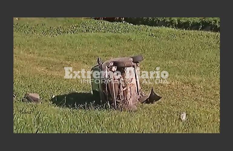 Imagen de Impresionante vuelco en Circunvalación: lo encerraron y voló varios metros sobre la banquina