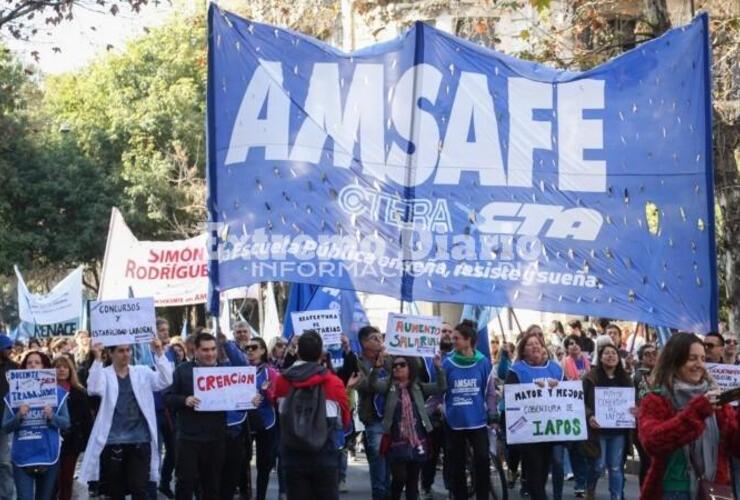 Imagen de Los docentes desobligan a sus alumnos y marchan para pedir que se ponga fin a la violencia