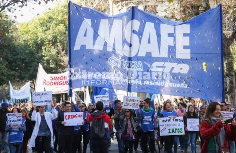 Imagen de Los docentes desobligan a sus alumnos y marchan para pedir que se ponga fin a la violencia