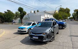 Imagen de A horas del mediod&iacute;a, un auto y un cami&oacute;n chocaron en la esquina de Rivadavia y 9 de julio