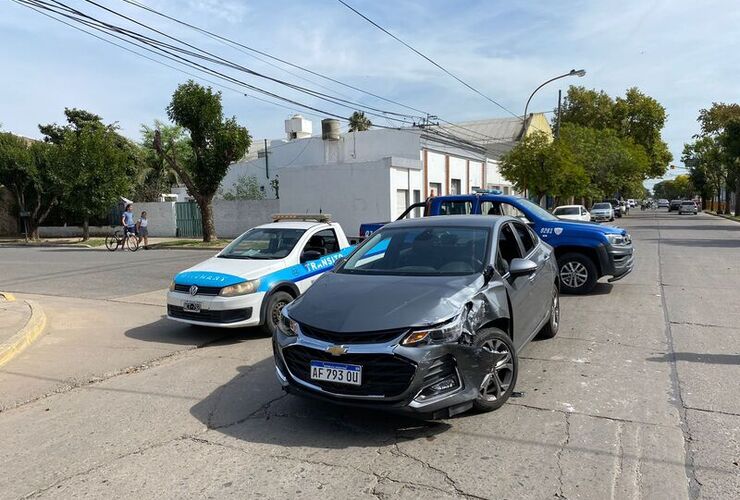 Imagen de A horas del mediodía, un auto y un camión chocaron en la esquina de Rivadavia y 9 de julio