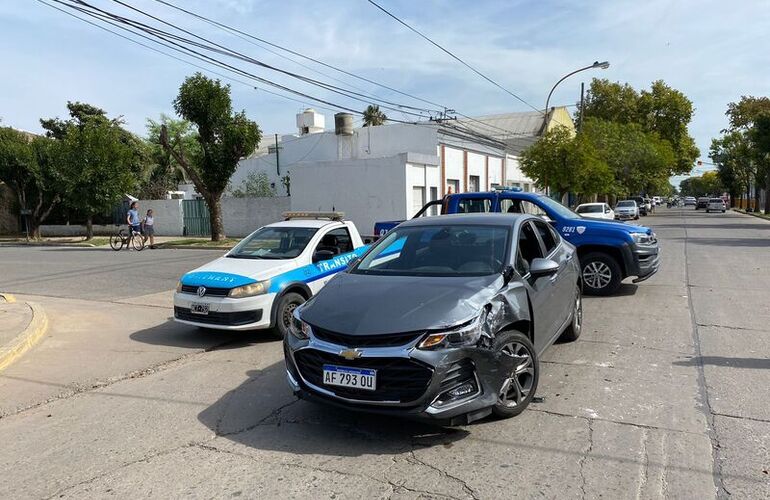 Imagen de A horas del mediodía, un auto y un camión chocaron en la esquina de Rivadavia y 9 de julio