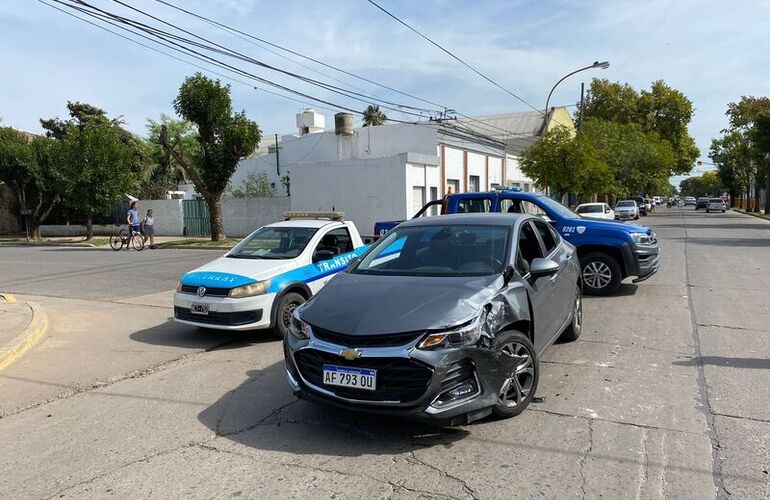 Imagen de A horas del mediod&iacute;a, un auto y un cami&oacute;n chocaron en la esquina de Rivadavia y 9 de julio