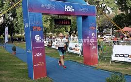 Imagen de El atleta local Ezequiel Rossi entre los mejores del 'Triatl&oacute;n Rosario 2023'.