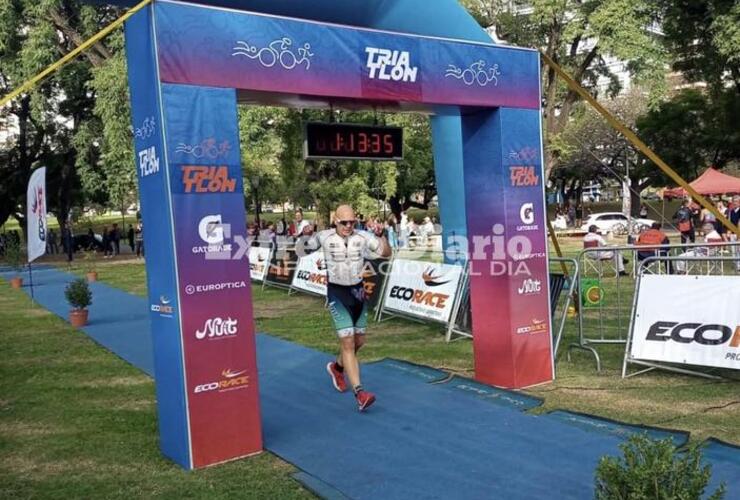 Imagen de El atleta local Ezequiel Rossi entre los mejores del 'Triatl&oacute;n Rosario 2023'.