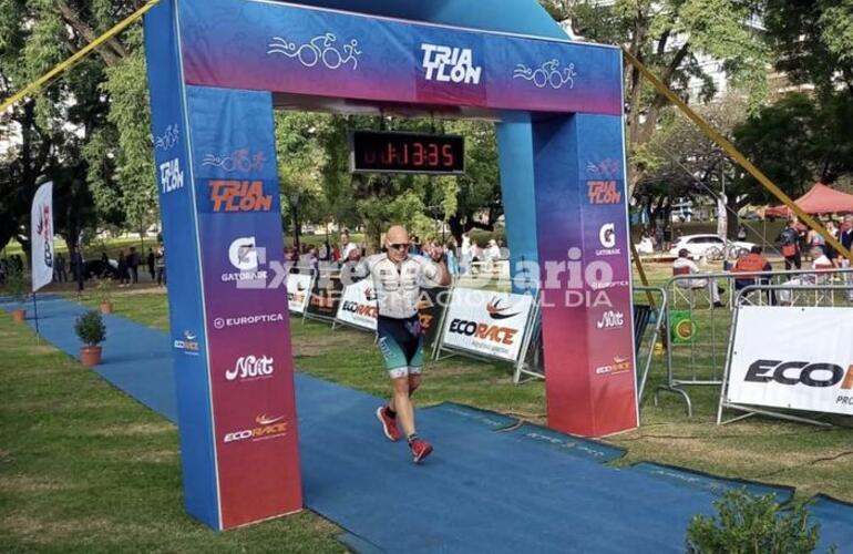 Imagen de El atleta local Ezequiel Rossi entre los mejores del 'Triatlón Rosario 2023'.