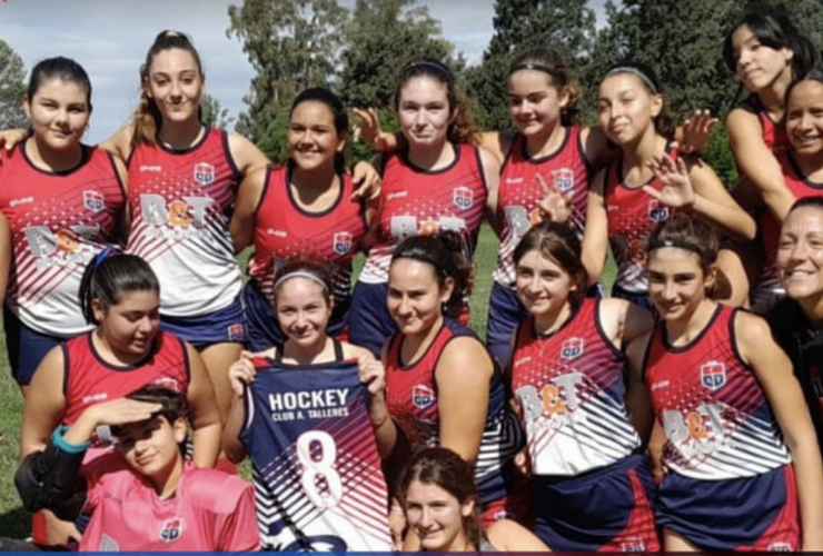 Imagen de 1 triunfo y 1 empate de Talleres ante Mitre de Pérez en hockey femenino.