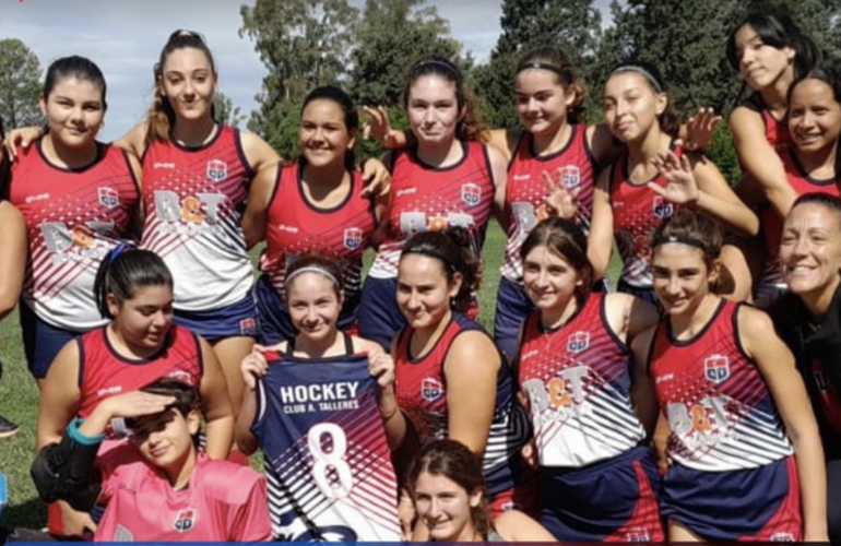 Imagen de 1 triunfo y 1 empate de Talleres ante Mitre de Pérez en hockey femenino.