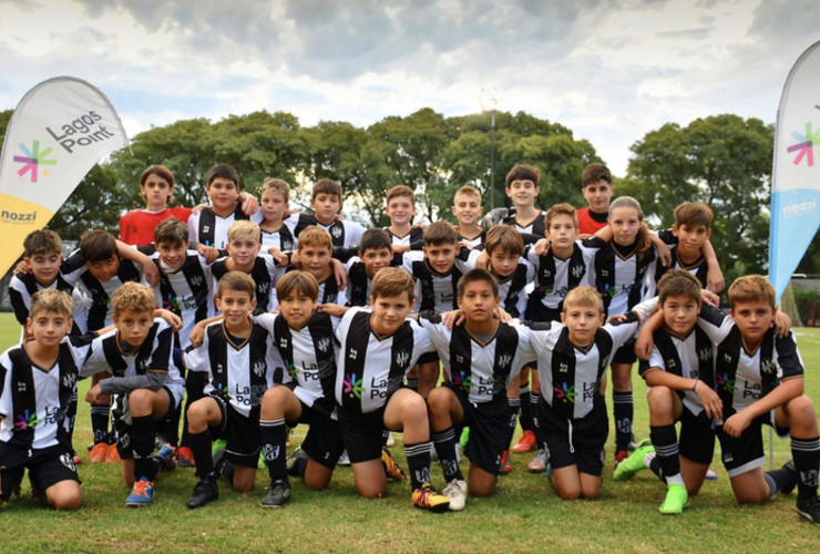 Imagen de Los chicos de fútbol infantil de Unión, presentaron su nueva camiseta 2023.