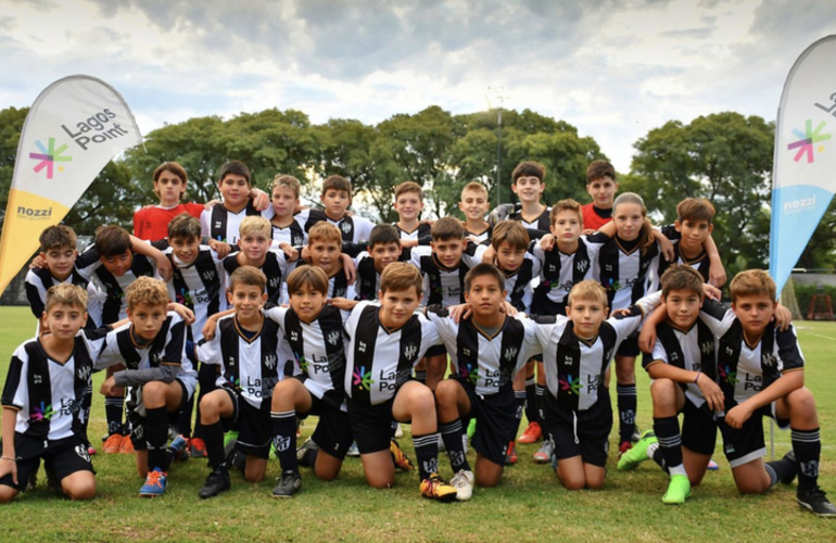 Imagen de Los chicos de fútbol infantil de Unión, presentaron su nueva camiseta 2023.