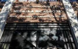 El frente de la escuela Medalla Milagrosa de barrio Alberdi, donde ocurri&oacute; el intento de asesinato contra un empresario textil. (Ana Isla/Rosario3)