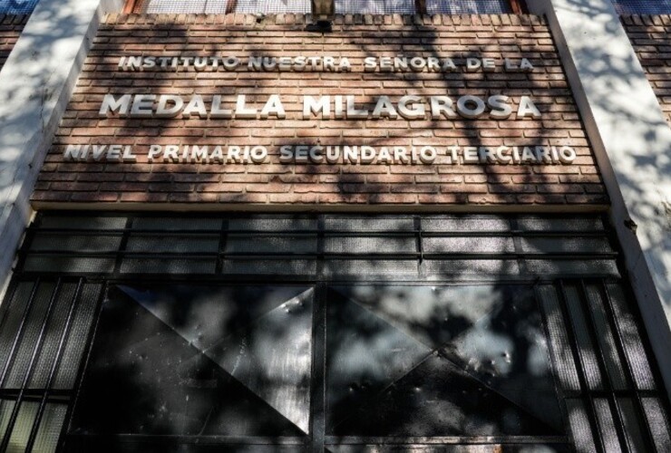 El frente de la escuela Medalla Milagrosa de barrio Alberdi, donde ocurrió el intento de asesinato contra un empresario textil. (Ana Isla/Rosario3)