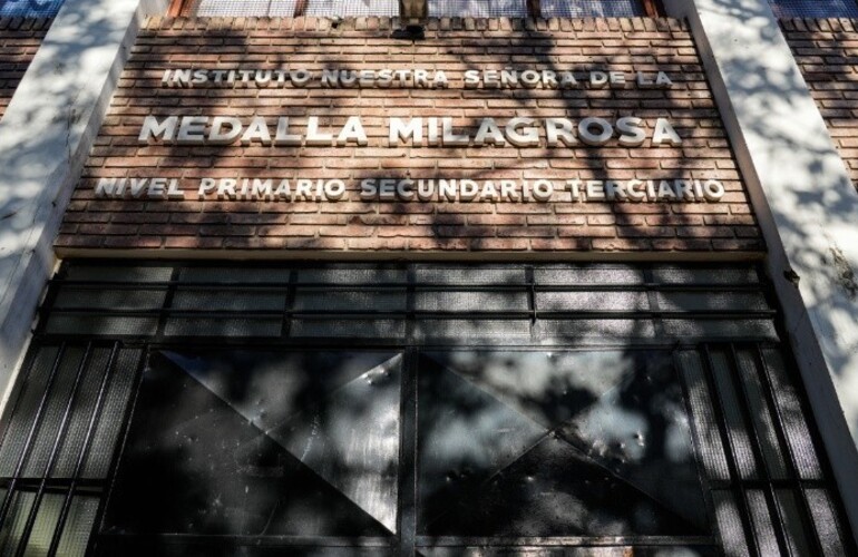 El frente de la escuela Medalla Milagrosa de barrio Alberdi, donde ocurrió el intento de asesinato contra un empresario textil. (Ana Isla/Rosario3)