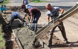 Imagen de Cord&oacute;n cuneta: Arrojado de hormig&oacute;n para la disposici&oacute;n del servicio en el acceso a la autopista