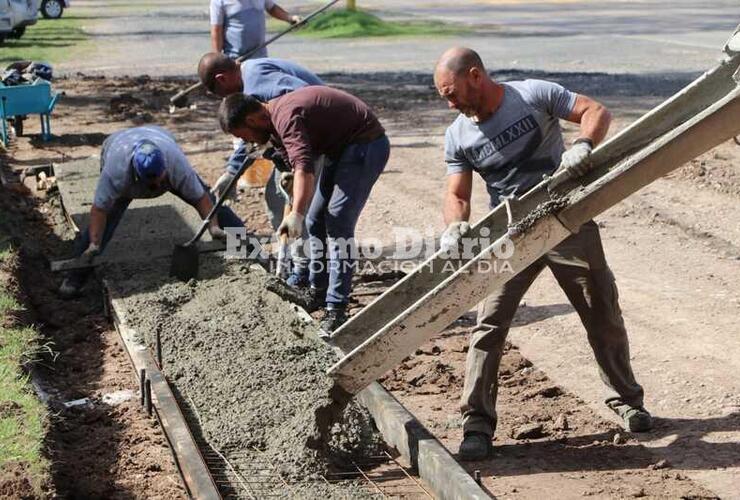 Imagen de Cordón cuneta: Arrojado de hormigón para la disposición del servicio en el acceso a la autopista