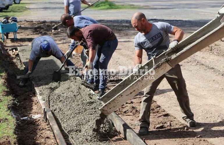 Imagen de Cord&oacute;n cuneta: Arrojado de hormig&oacute;n para la disposici&oacute;n del servicio en el acceso a la autopista