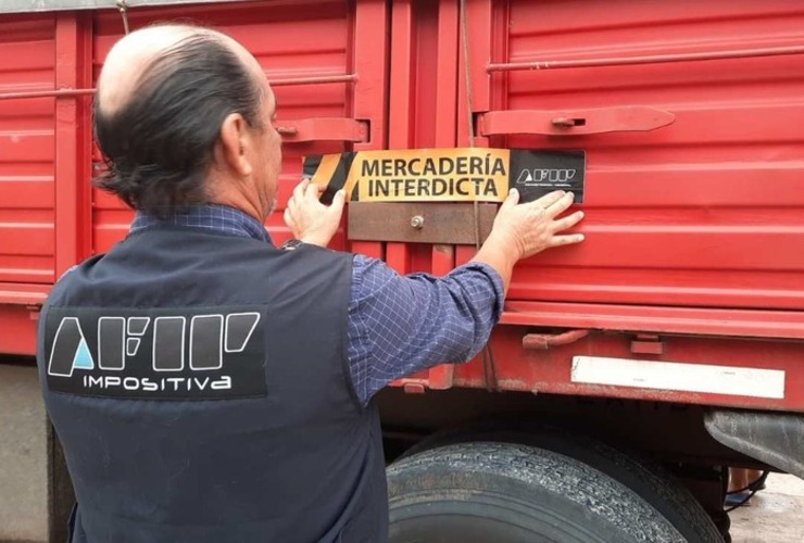 Imagen de Arroyo Seco y Venado Tuerto: Afip incautó 314 toneladas de granos transportadas de forma ilegal Imagen de Arroyo Seco y Venado Tuerto: Afip incautó 314 toneladas de granos transportadas de forma ilegal