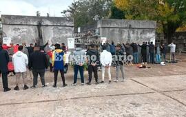 Imagen de Motochorros se reunieron en el cementerio para recordar a un amigo muerto y fueron detenidos
