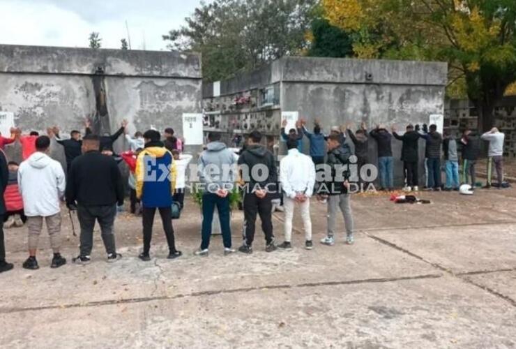 Imagen de Motochorros se reunieron en el cementerio para recordar a un amigo muerto y fueron detenidos