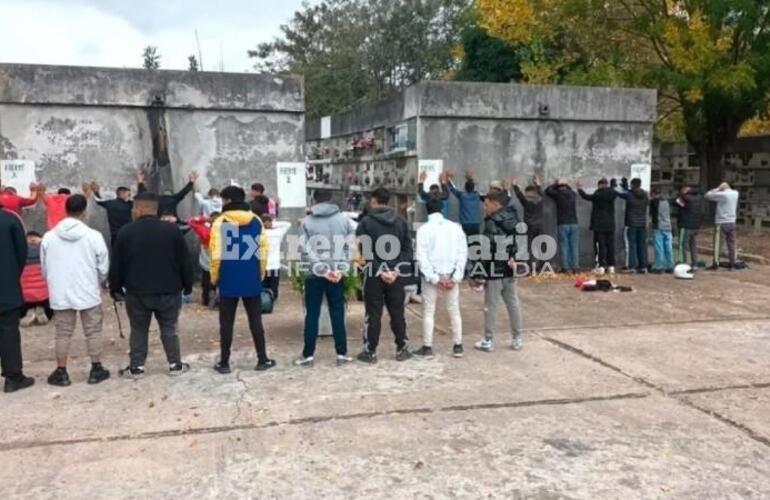 Imagen de Motochorros se reunieron en el cementerio para recordar a un amigo muerto y fueron detenidos