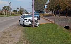Imagen de Acceso autopista: Autom&oacute;vil impact&oacute; contra una columna de luz