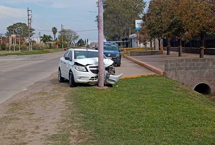 Imagen de Acceso autopista: Automóvil impactó contra una columna de luz