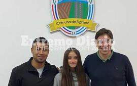 Imagen de La Comuna de Fighiera le entreg&oacute; un aporte econ&oacute;mico a la atleta Selene Aguilar
