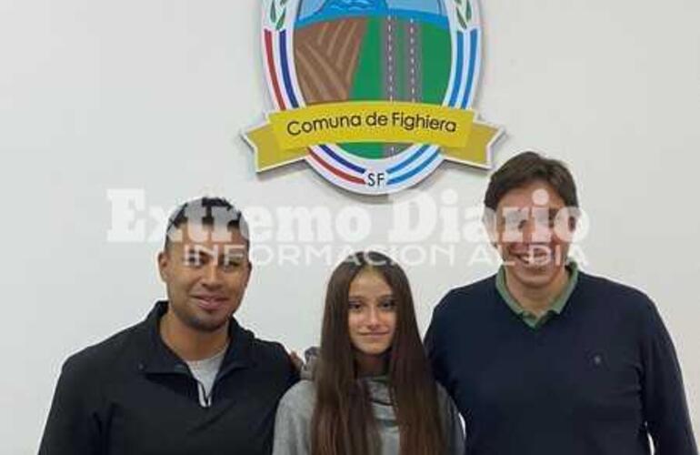 Imagen de La Comuna de Fighiera le entregó un aporte económico a la atleta Selene Aguilar