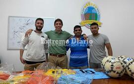 Imagen de La Comuna de Fighiera entreg&oacute; pelotas y pecheras de entrenamiento a los clubes locales