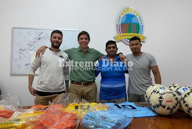 Imagen de La Comuna de Fighiera entregó pelotas y pecheras de entrenamiento a los clubes locales